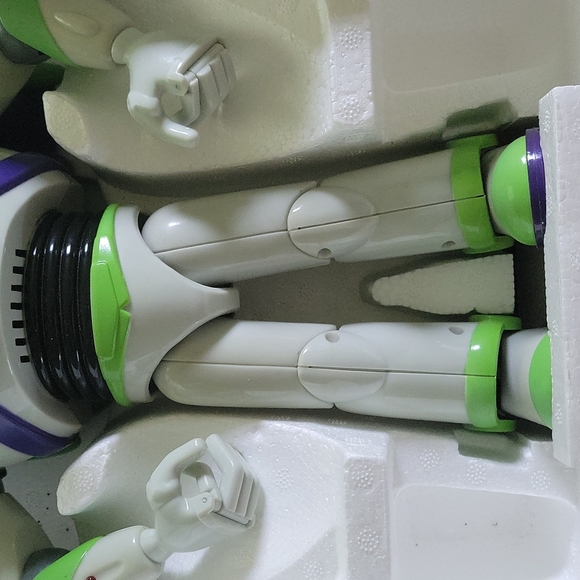 Buzz Lightyear Ultimate Talking Action Figure - Picture 11 of 15